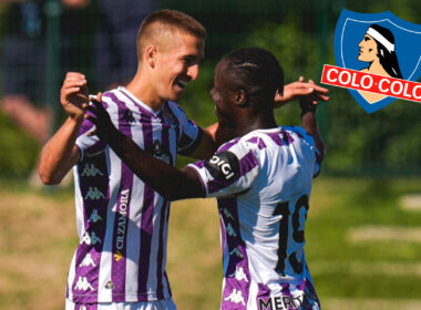 Jugadores del Real Valladolid celebrando un gol, junto al escudo de Colo-Colo.