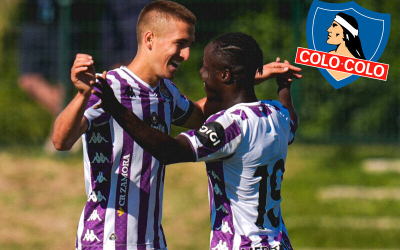 Jugadores del Real Valladolid celebrando un gol, junto al escudo de Colo-Colo.