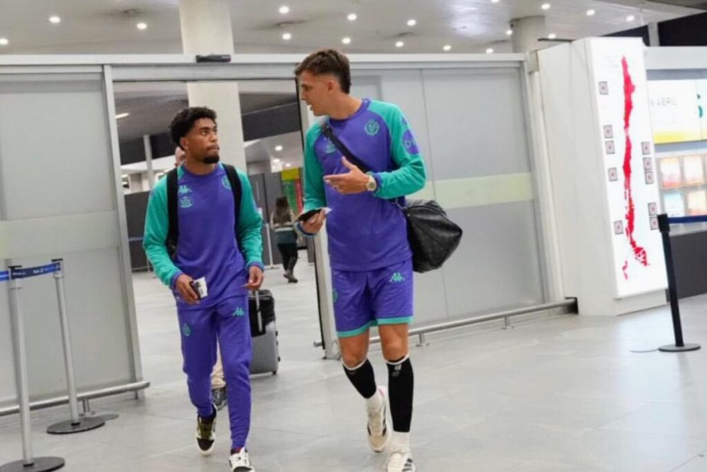 Jugadores del Real Valladolid en el Aeropuerto de Santiago en Chile