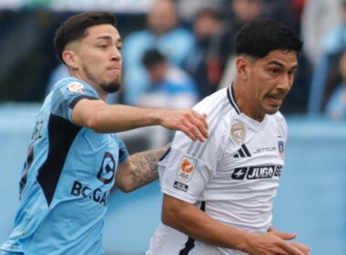 Salomón Rodríguez con la camiseta de Colo-Colo enfrentando a O'Higgins.
