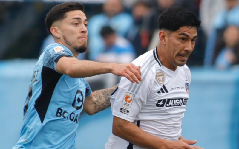 Salomón Rodríguez con la camiseta de Colo-Colo enfrentando a O'Higgins.