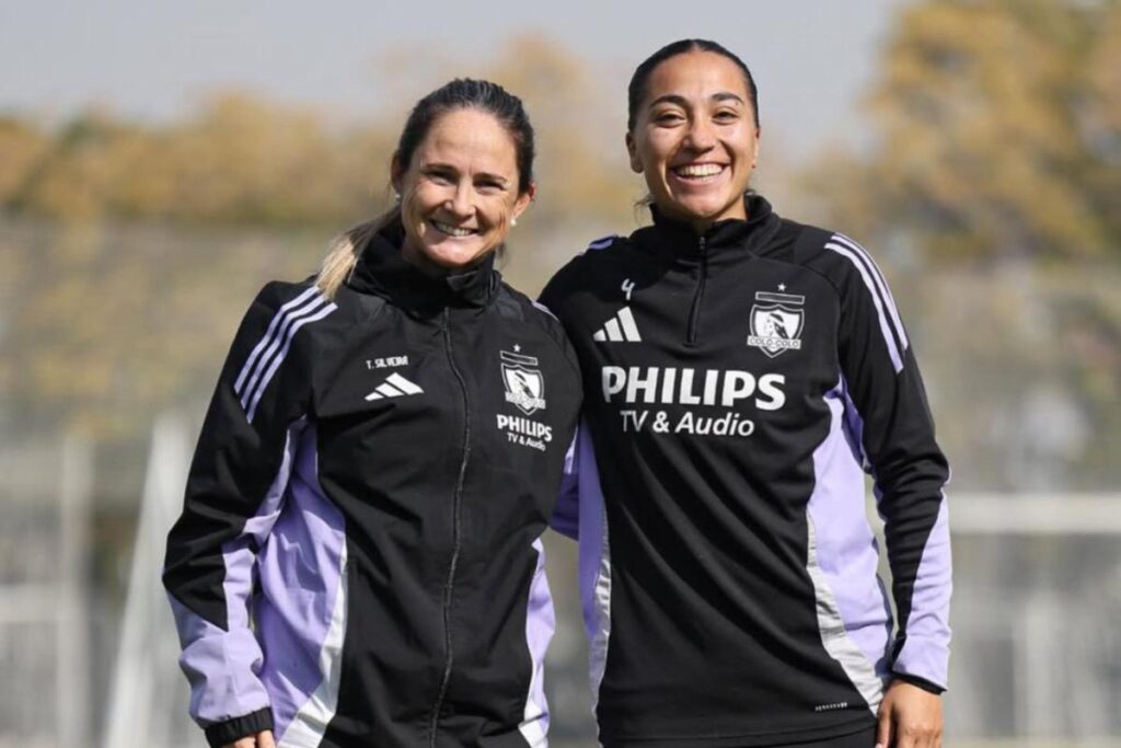 La DT Tatiele Silveira y Elisa Durán con indumentaria de Colo-Colo.