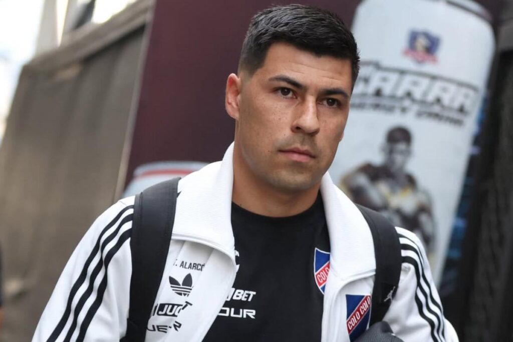 Primer plano a Tomás Alarcón con indumentaria de Colo-Colo.