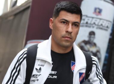 Primer plano a Tomás Alarcón con indumentaria de Colo-Colo.