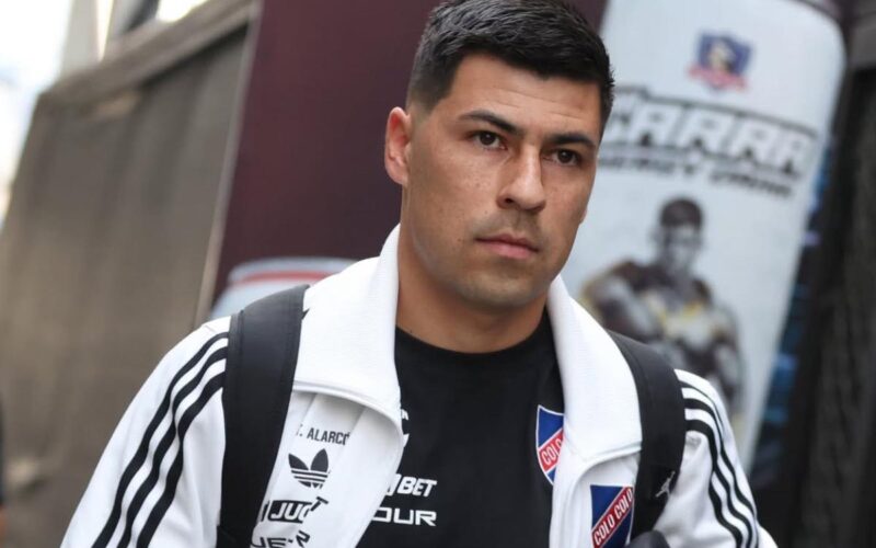 Primer plano a Tomás Alarcón con indumentaria de Colo-Colo.