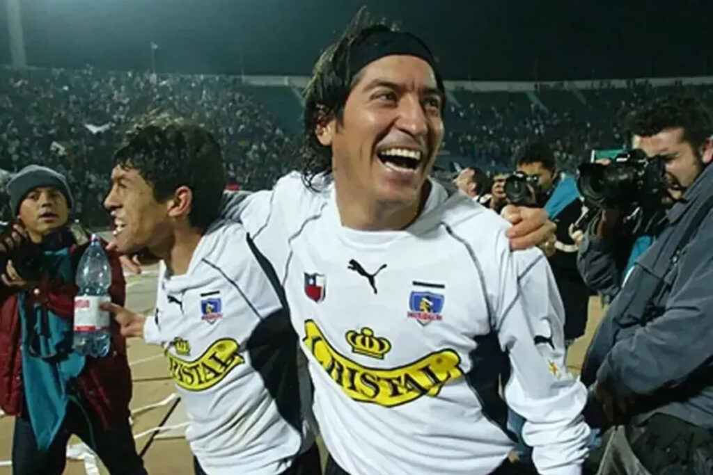 Iván Zamorano sonriendo con la camiseta de Colo-Colo durante un partido.