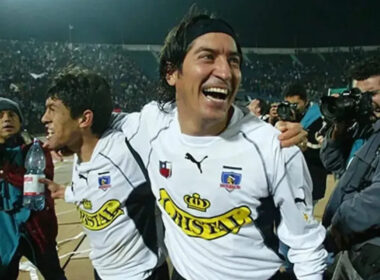 Iván Zamorano sonriendo con la camiseta de Colo-Colo durante un partido.