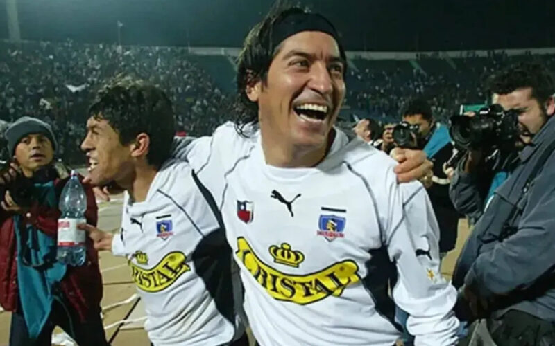 Iván Zamorano sonriendo con la camiseta de Colo-Colo durante un partido.