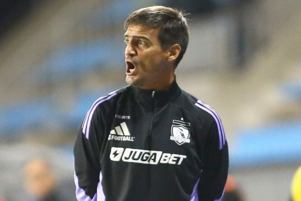 Ricchetti dirigiendo ante Iquique.