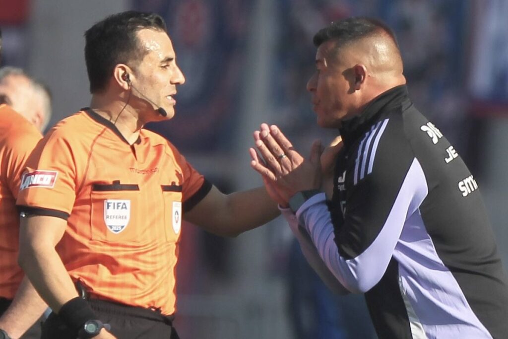 Jorge Almirón y el árbitro Piero Maza discutiendo en el Superclásico.