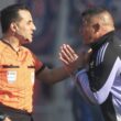 Jorge Almirón y el árbitro Piero Maza discutiendo en el Superclásico.