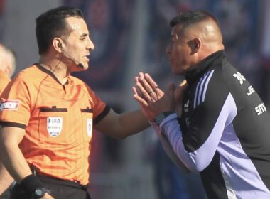 Jorge Almirón y el árbitro Piero Maza discutiendo en el Superclásico.