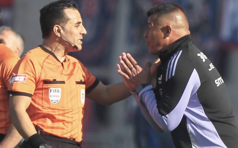 Jorge Almirón y el árbitro Piero Maza discutiendo en el Superclásico.