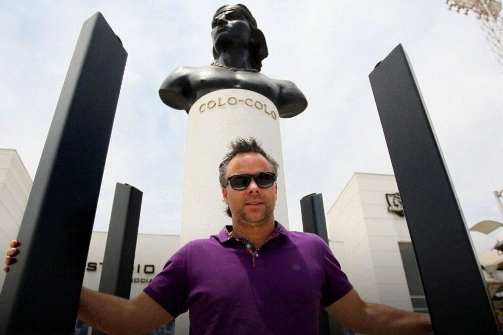 Fernando González en el frontis del Estadio Monumental.
