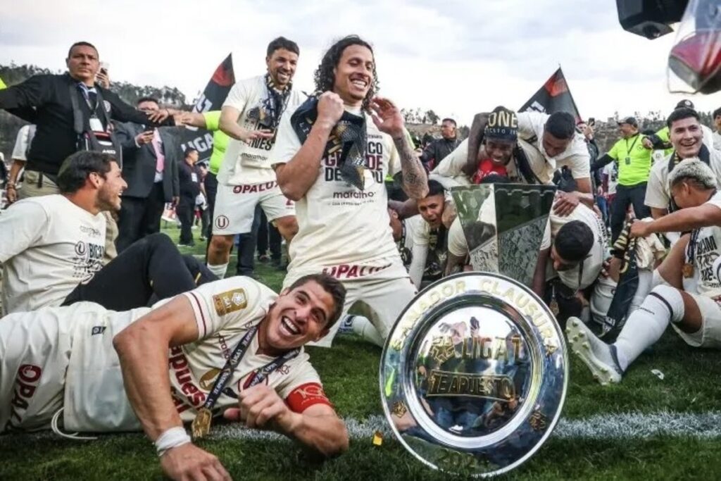 Costa festejando el título con Universitario.