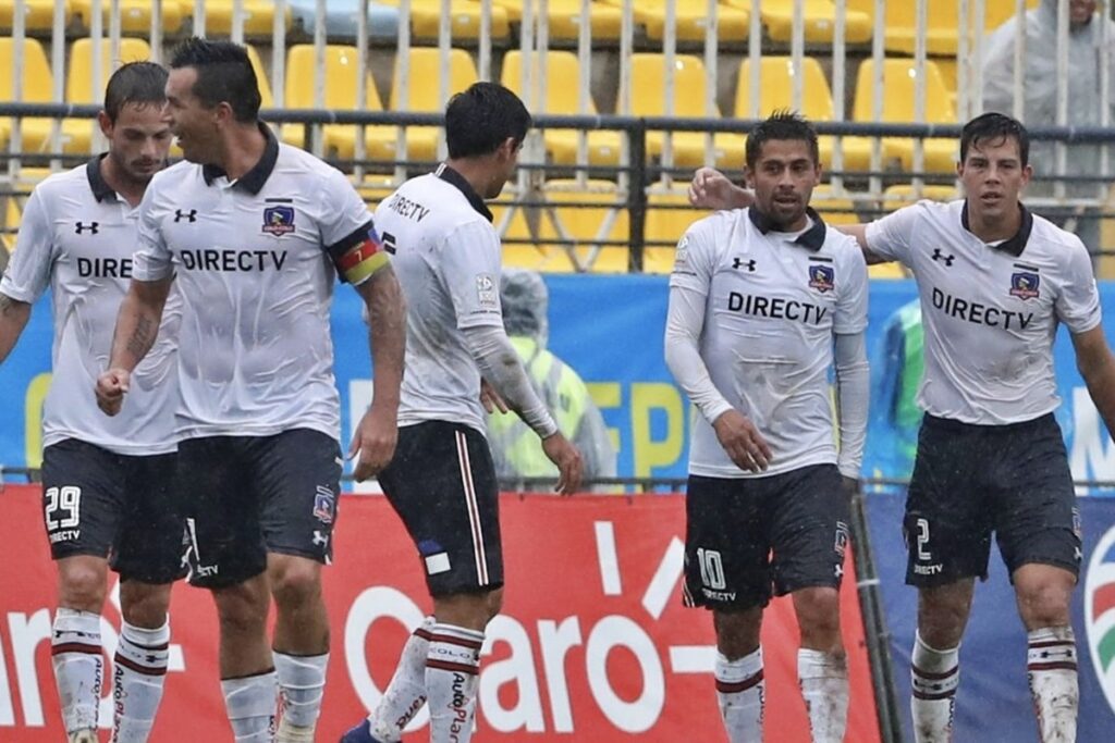 Jugadores de Colo-Colo celebrando un gol bajo la lluvia.
