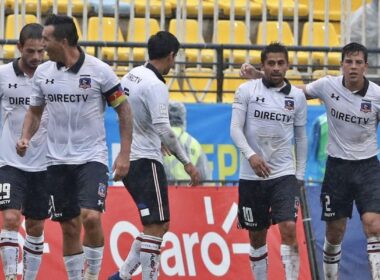 Jugadores de Colo-Colo celebrando un gol bajo la lluvia.