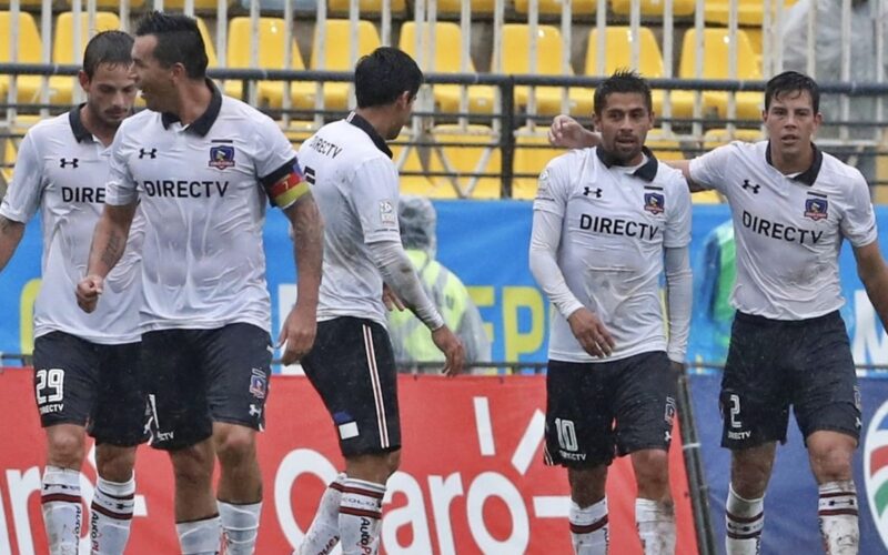 Jugadores de Colo-Colo celebrando un gol bajo la lluvia.